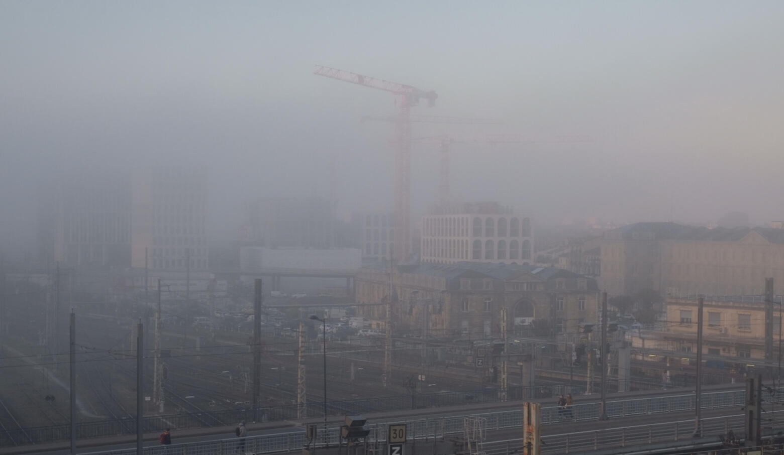 Aperçu de la gare saint jean a bordeaux avec beaucoup pollution.