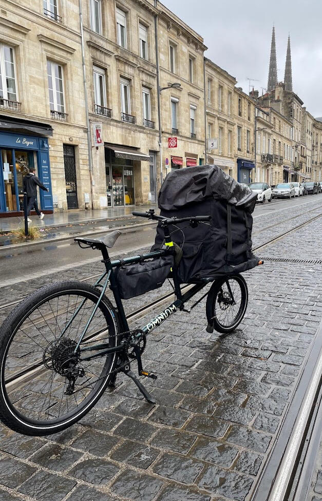 Livraison à velo cargo sur les rails du tram vers la cathedral sain Andre et peu berland.
