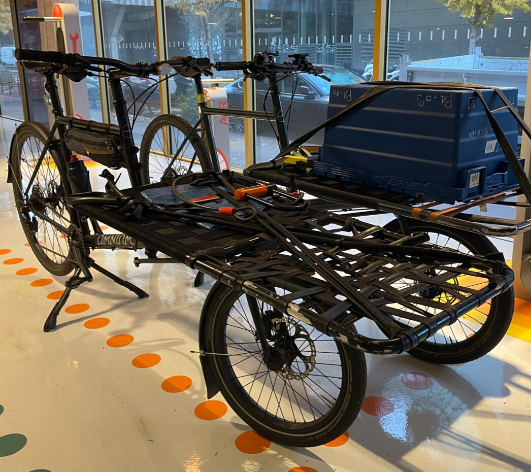 Velos cargos gares au met part vers meriadeck une charge avec une caisse bleu.